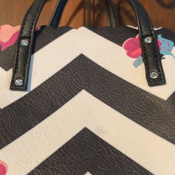 CANDIE'S Black & White zig-zag mini-purse w/pink flowers, Bryant bow, 3 sections - Picture 10 of 13